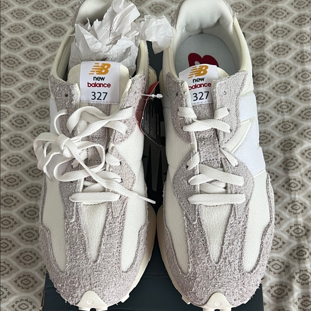 Men’s New Balance 327 Cream and Gray Sneakers New in Box size 9.5